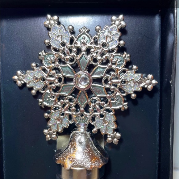 GANZ Snowflake Wine Bottle Topper - Picture 3 of 3